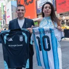 Leandro Petersen y Flor Sabatini durante la presentación de la alianza entre la AFA y Google Gemini en Nueva York.