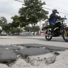 En la avenida Antonio Parra se evidencian daños en el pavimento.