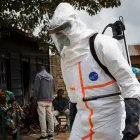 Un equipo sanitario desinfecta y descontamina la casa de un paciente de ébola.