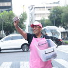 "Cakecito, cakecito”, repite Luis Eduardo Jaramillo mientras ofrece sus productos en distintos sectores de la ciudad.
