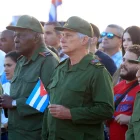 El presidente de Cuba, Miguel Diaz-CanelI (c), asiste a un evento en apoyo al expresidente cubano Raúl Castro este viernes, en La Habana (Cuba).