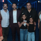 Sofía Caiche con el equipo de la comedia de TC.