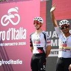 El ecuatoriano Jhonatan Narvaez (c) nuevamente en un podio con distinción en el Giro 2026.