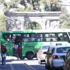 El aumento del pasaje de bus en Quito genera debate político y cuestionamientos sobre el sistema de transporte público.