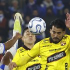 Juan Francisco Rossel (i) de Católica disputa el balón con Cristian Báez de Barcelona en el partido donde el equipo chileno eliminó a los canarios de Copa Libertadores.