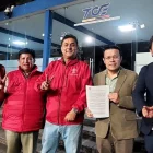 Geovanny Atarihuana, de Unidad Popular; y Santiago Machuca, en el centro, frente al Tribunal Contencioso Electoral.