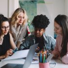 Mujeres jóvenes retrasan tener hijos por incertidumbre económica y laboral persistente.