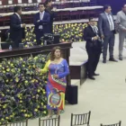 Gloria Barros llegó a la Asamblea Nacional con un vestido inspirado en la bandera de Ecuador previo al Informe a la Nación de Daniel Noboa.