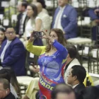 Gloria Barros llegó a la Asamblea Nacional con un vestido inspirado en la bandera de Ecuador previo al Informe a la Nación de Daniel Noboa.
