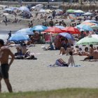 Vista de la playa de La Malagueta este sábado. Andalucía seguirá este sábado con calor, cielos poco nubosos y vientos flojos a moderados de componente este, con intervalos fuertes en Cádiz, donde hay aviso amarillo por rachas ocasionalmente muy fuertes y fenómenos costeros, con levante en el Estrecho. Según la Agencia Estatal de Meteorología (Aemet), las temperaturas mínimas irán en ligero ascenso, las máximas en descenso en el litoral mediterráneo oriental, mientras que el resto seguirán con pocos cambios.-EFE/ Jorge Zapata