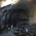 El humo se eleva mientras los rescatistas ucranianos trabajan en el lugar de un ataque ruso contra un centro comercial en Kiev, Ucrania.