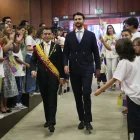 Daniel Noboa y Niels Olsen ingresando al Pleno de la Asamblea, entre vivas y aplausos. No hubo oposición.