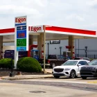 Una gasolinera en Estados Unidos y la tabla de precios.