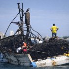 Así terminó el barco que se incendió la mañana de este domingo en el muelle del cantón La Libertad