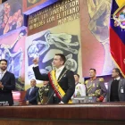 Daniel Noboa en el centro. De izquierda a derecha, Niels Olsen, presidente de la Asamblea; y María José Pinto, vicepresidenta de la República.
