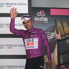 Jhonatan Narváez con el maillot morado de líder de la clasificación por puntos del sábado. Ayer bajó al segundo puesto y se mantiene en pelea.
