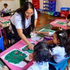 La organización trabaja con estudiantes provenientes de sectores vulnerables de Guayaquil y promueve un modelo educativo basado en la participación familiar, la inclusión y el acompañamiento integral.