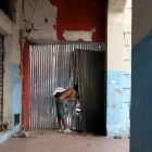 Un hombre ingresó al edificio Multicomercio por una abertura del cerramiento en la calle Eloy Alfaro.