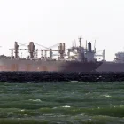 Imagen de archivo de un petrolero cruzando el Estrecho de Ormuz, en Omán.
