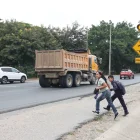 Escena. En el sector, la mayoría de ciudadanos cruza corriendo la vía a la costa. Más adelante hay dos uniformados y un paso cebra casi borrado.