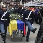 Fotografía de archivo del 13 de agosto de 2025 que muestra integrantes del Batallón Guardia Presidencial cargando el féretro del fallecido senador Miguel Uribe Turbay.