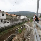 Este es el panorama en Cumbres Bajas de Los Ceibos. La calzada y el canal son apenas algunos de los sitios afectados y no atendidos por las autoridades en años, según denuncian las familias.