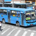 Referencia. Buses de transporte público incumplen normas viales y provocan preocupación en la ciudadanía quiteña.