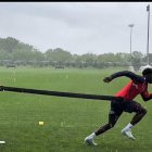 Denil Castillo y Jordy Caicedo durante la práctica de ayer en medio de la lluvia, en Columbus.