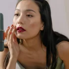 Los usuarios están saturados de contenidos que muestran pieles perfectas y maquillajes impecables.