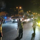 Moradores bloquean vía a la costa por muertes en el km 14,5 de Guayaquil.