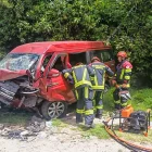 Personal del Cuerpo de Bomberos de Quito rescató a una persona atrapada tras el accidente en La Legarda.