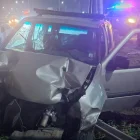 Vehículo impacta contra la barrera metálica en la vía Perimetral, mientras policías y personal de auxilio atienden la emergencia.
