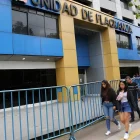Referencial.Ciudadanos transitan frente a la Unidad de Flagrancia en Quito, donde se conoció la condena por violencia de género.”