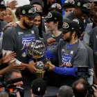 Jugadores de New York Knicks celebran este lunes la conquista de la Conferencia Este de la NBA por primera vez desde 1999.