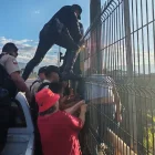 La Policía Nacional evitó una tragedia en el puente del Chiche Nuevo, en el nororiente de Quito.