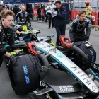 El piloto italiano George Rusell, de Mercedes, es empujado hasta la parrilla de salida antes del Gran Premio de Canadá de Fórmula 1 en el Circuito Gilles Villeneuve en Montreal, Canadá.