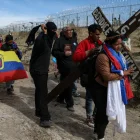 Migrantes ecuatorianos en una simulación del Vía Crucis de Jesucristo, en la frontera con El Paso, Texas, durante el Viernes Santo, vista desde Ciudad Juárez, México, el 29 de marzo de 2024.