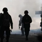 Integrantes de la Policía de Bolivia reaccionan durante una jornada de protestas que exigen la renuncia del presidente de Bolivia, Rodrigo Paz, este lunes en La Paz (Bolivia).