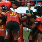 Jugadores del Deportivo Cuenca celebran un gol.