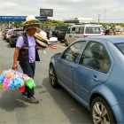 Los comerciantes aprovechan el paso de viajeros en el peaje de vía a la costa, en los feriados, para ofrecer diversos productos.