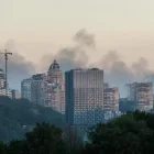 El humo se eleva sobre el horizonte de la ciudad tras los ataques rusos contra Kiev, Ucrania, el 24 de mayo de 2026, en medio de la invasión rusa.