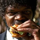 En esta escena aparentemente insignficante de Pulp Fiction, Jules (Samuel L. Jackson) come una hamburguesa y el gesto eleva la intensidad de ese momento.