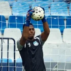 El portero de Emelec, Pedro Ortiz, durante los trabajos de preparación en Guayaquil.