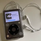 Apple lanzó el primer iPod el 23 de octubre de 2001 bajo el famoso eslogan de "1.000 canciones en tu bolsillo"