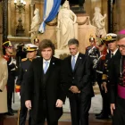 El presidente de Argentina, Javier Milei (c), participa en una ceremonia para conmemorar el 215 aniversario de la Revolución de Mayo de 1810, en Buenos Aires (Argentina).