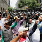 Maestros de la Coordinadora Nacional de Trabajadores de la Educación (CNTE) se manifiestan durante una marcha en Ciudad de México (México).