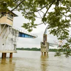 El puente Santay–Durán permanece cerrado y sin señales visibles de recuperación, cinco años después del impacto que lo dejó fuera de servicio.