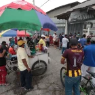 Un grupo de trabajadores informales fuera de una institución en Guayaquil.