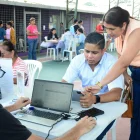 Personas despejan dudas con técnicos del SRI.