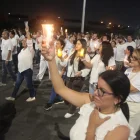 Los residentes usaron velas y linternas para exigir paz.